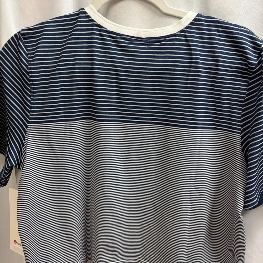 Lululemon Seamless Classic-Fit Mariner Navy and White Striped Tee. Size L - Picture 6 of 7